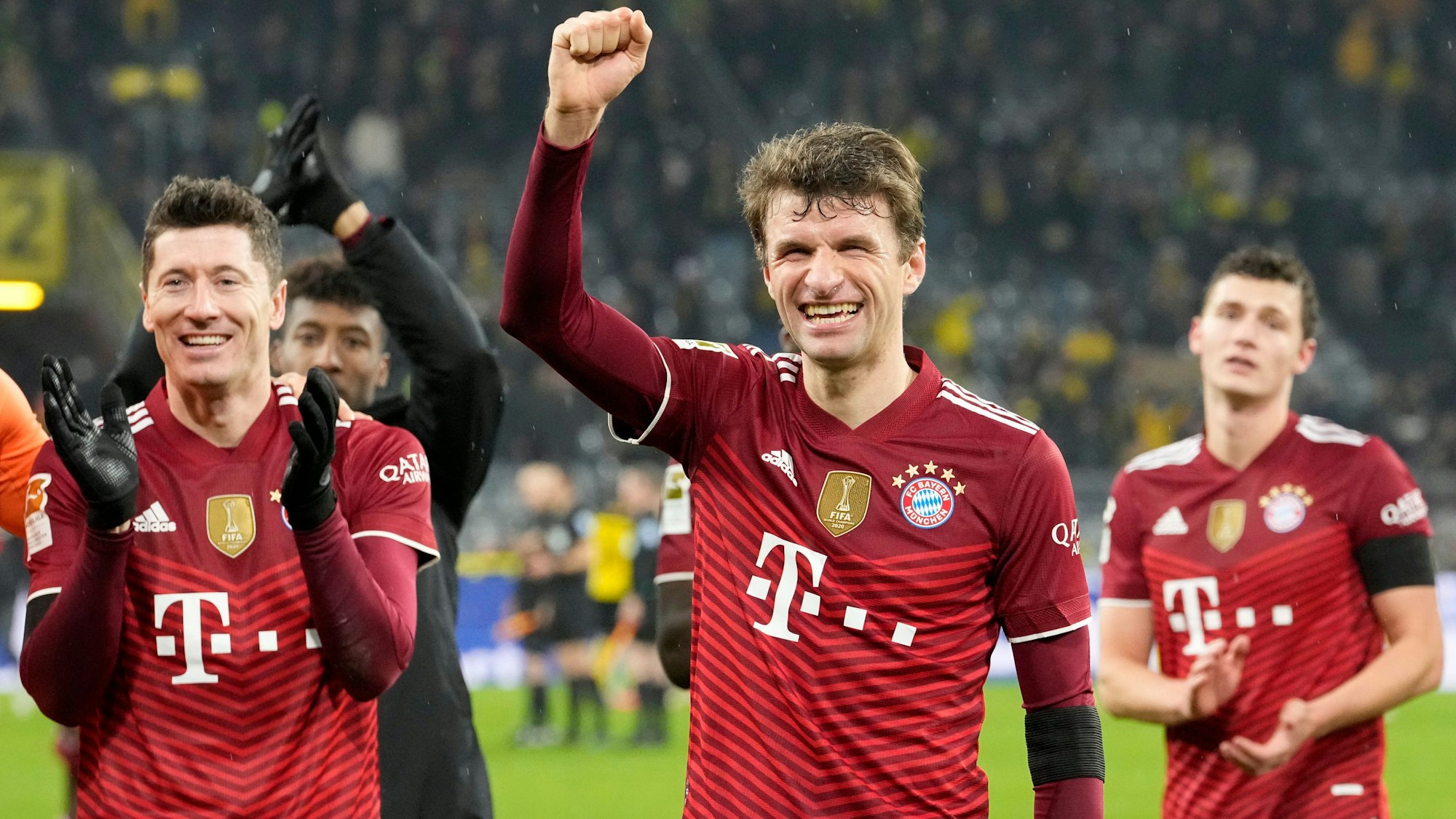 Bayerns Robert Lewandowski und Thomas Müller feiern mit den Fans.