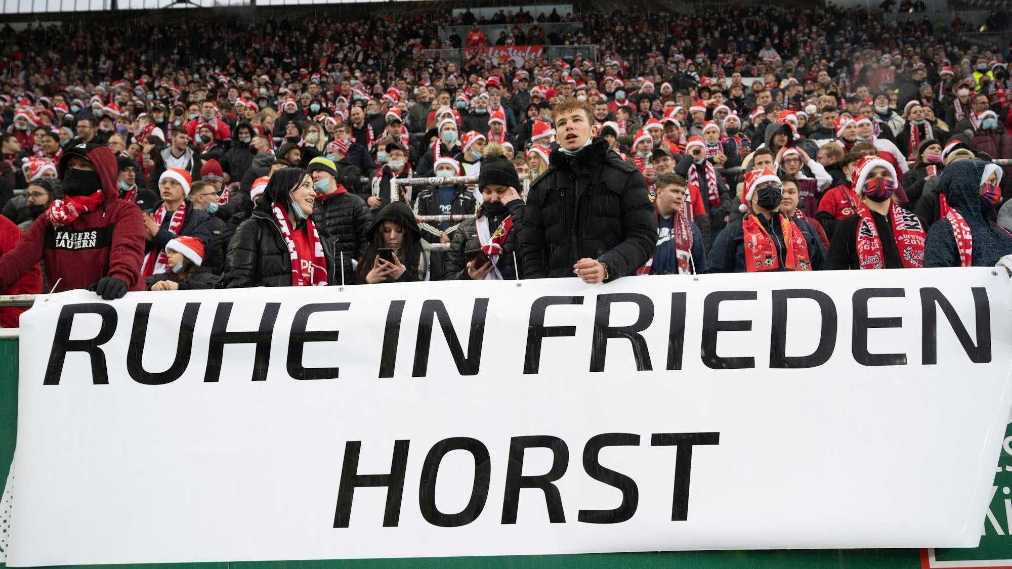 Ein Spruchband mit den Worten „Ruhe in Frieden“ haben Fans der Westkurve für den gestern verstorbenen Horst Eckel aufgehängt.