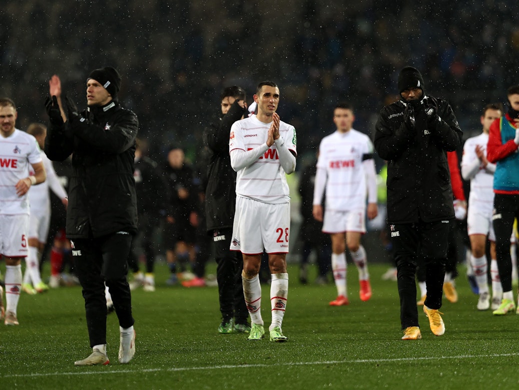 Der 1. FC Köln bedankt sich nach dem 1:1 bei Arminia Bielefeld bei seinen Fans.