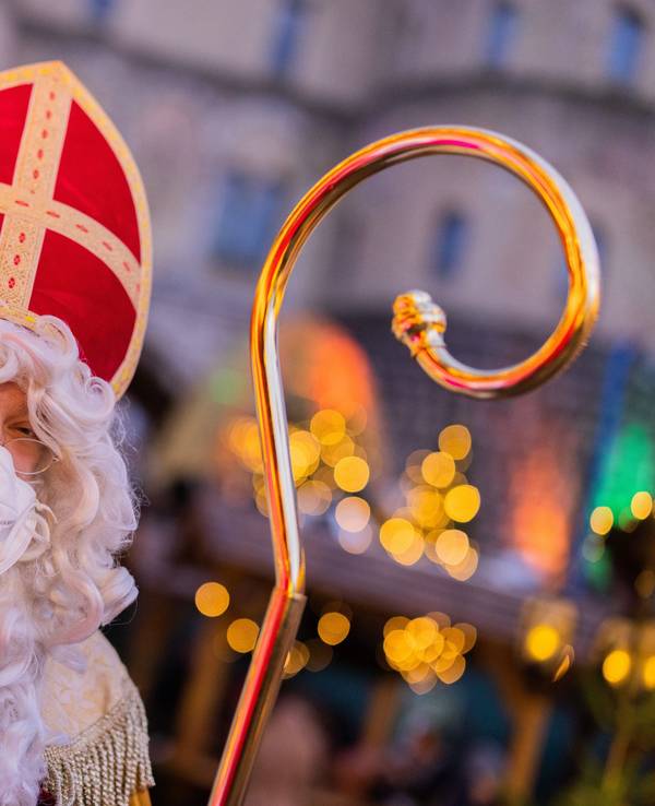 Stefan Dößereck, Nikolaus- und Weihnachtsmanndarsteller, trägt eine FFP2-Maske auf dem Weihnachtsmarkt «Nikolausdorf» auf dem Rudolfplatz.