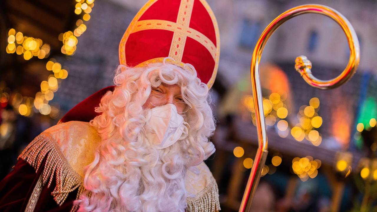 Stefan Dößereck, Nikolaus- und Weihnachtsmanndarsteller, trägt eine FFP2-Maske auf dem Weihnachtsmarkt «Nikolausdorf» auf dem Rudolfplatz.