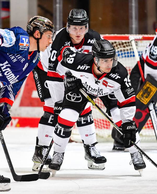 Maximilian Kammerer hat den Puck im Fokus