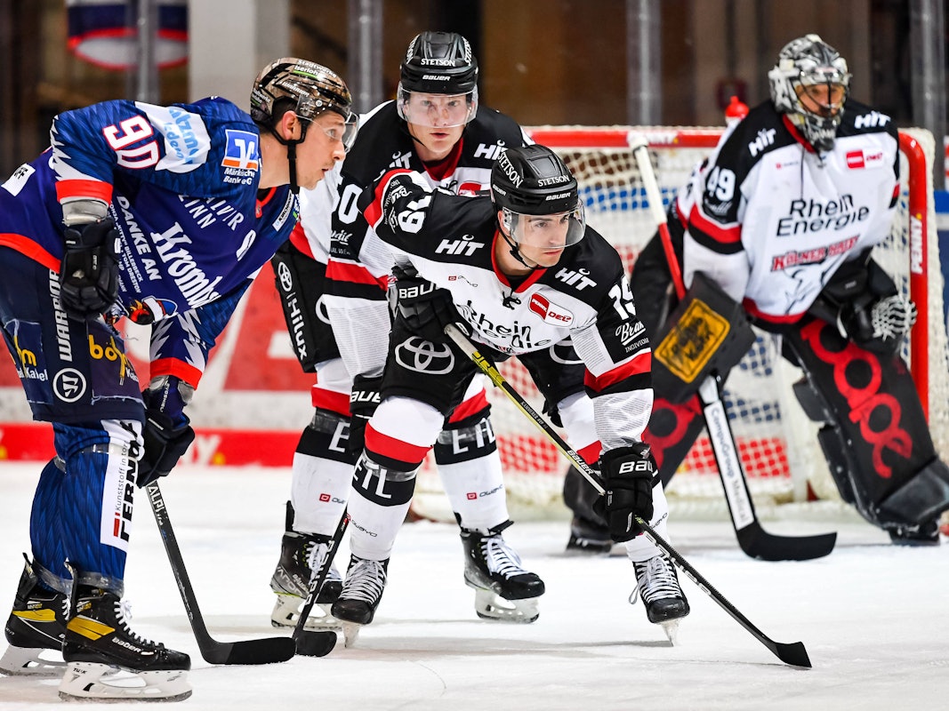 Maximilian Kammerer hat den Puck im Fokus