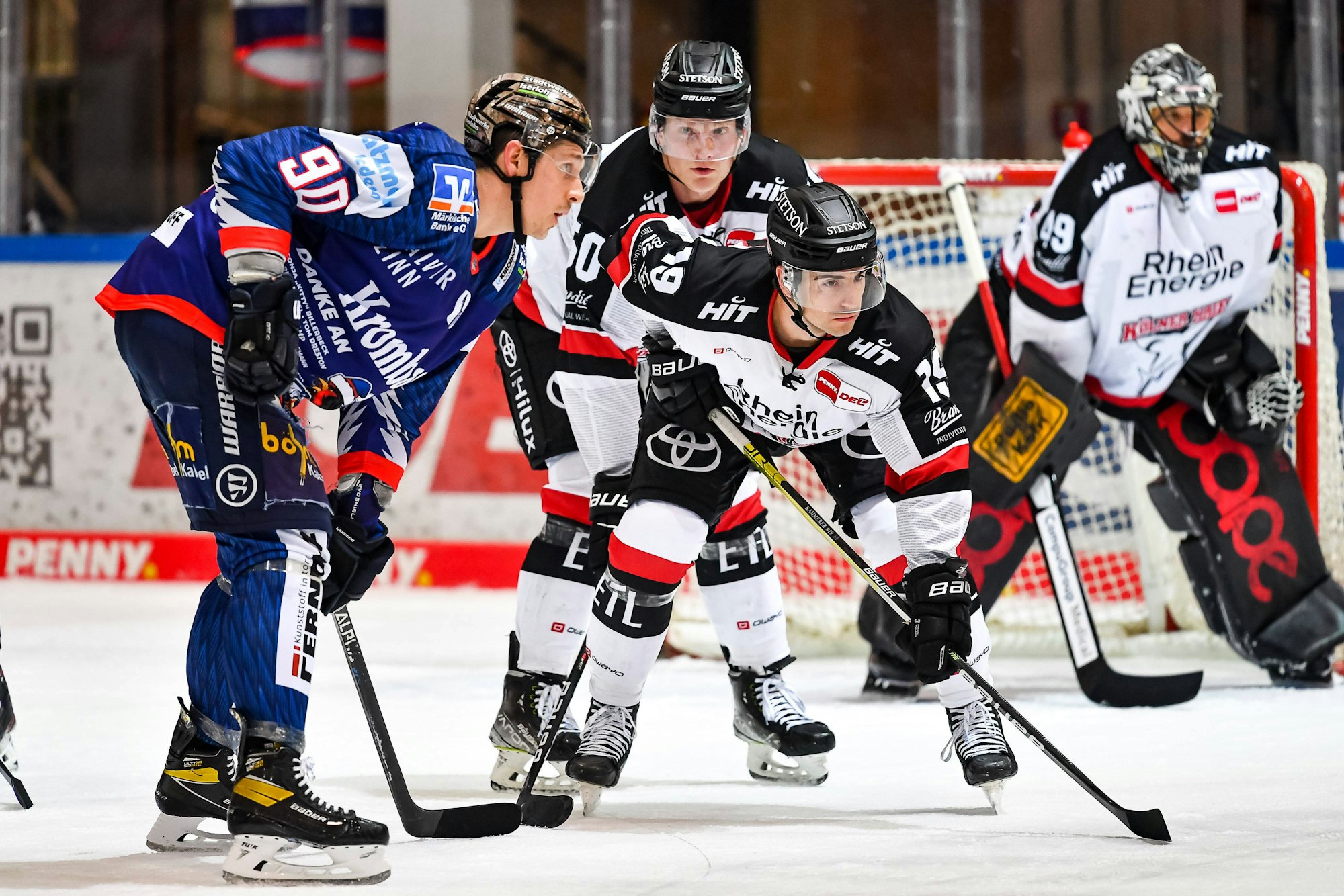 Maximilian Kammerer hat den Puck im Fokus