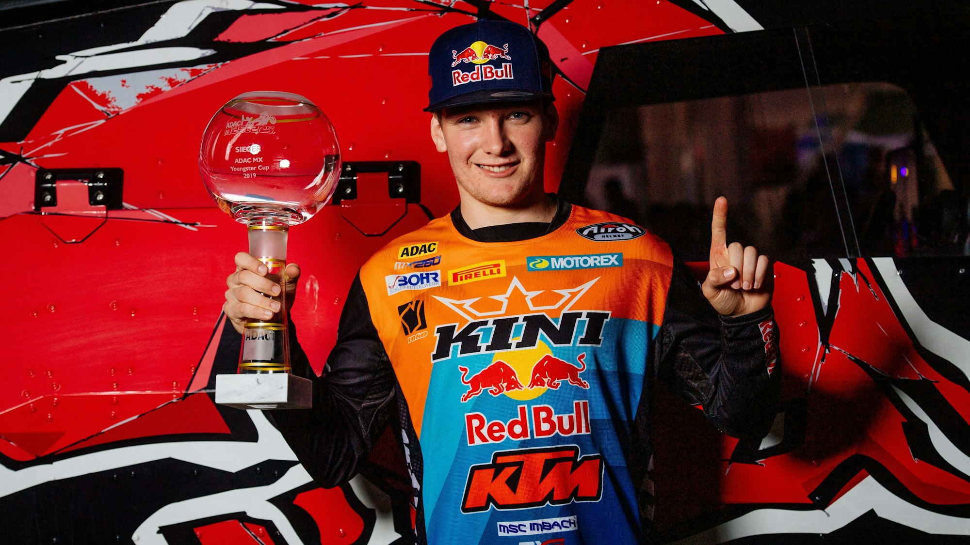 René Hofer hält beim ADAC MX Masters einen Pokal in der Hand.