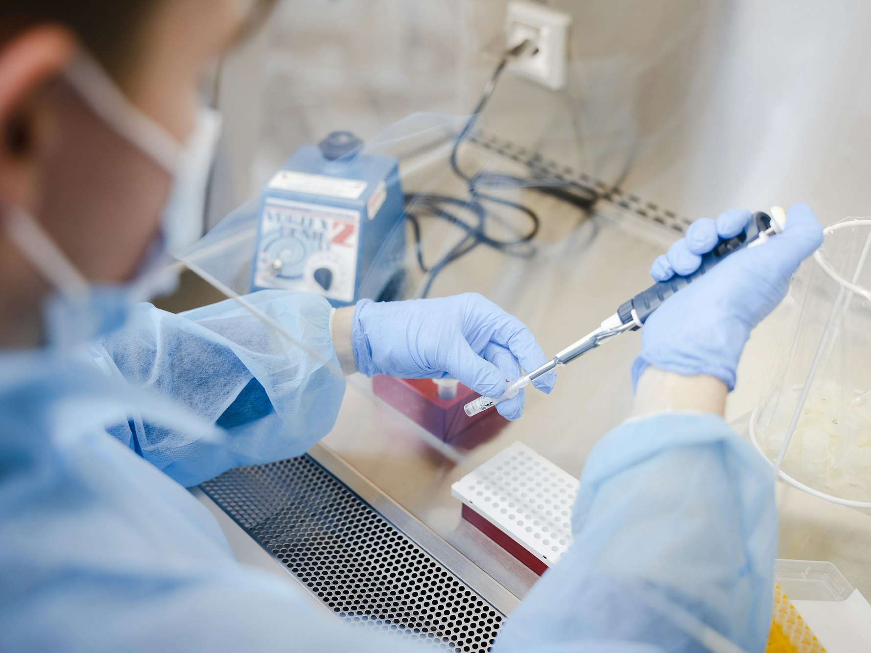 Ein Labor-Mitarbeiter verarbeitet Corona-Proben in einem Labor am Flughafen.