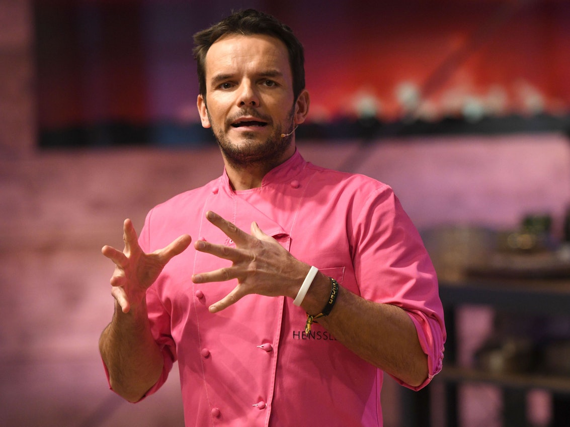 Der Koch Steffen Henssler gestikuliert bei der Aufzeichnung der VOX Kochshow «Grill den Henssler». Bei Facebook äußerte Henssler kein Verständnis für die geplanten Restaurantschließungen. (zu dpa: Hamburger Gastronomen von Restaurantschließungen geschockt) +++ dpa-Bildfunk +++