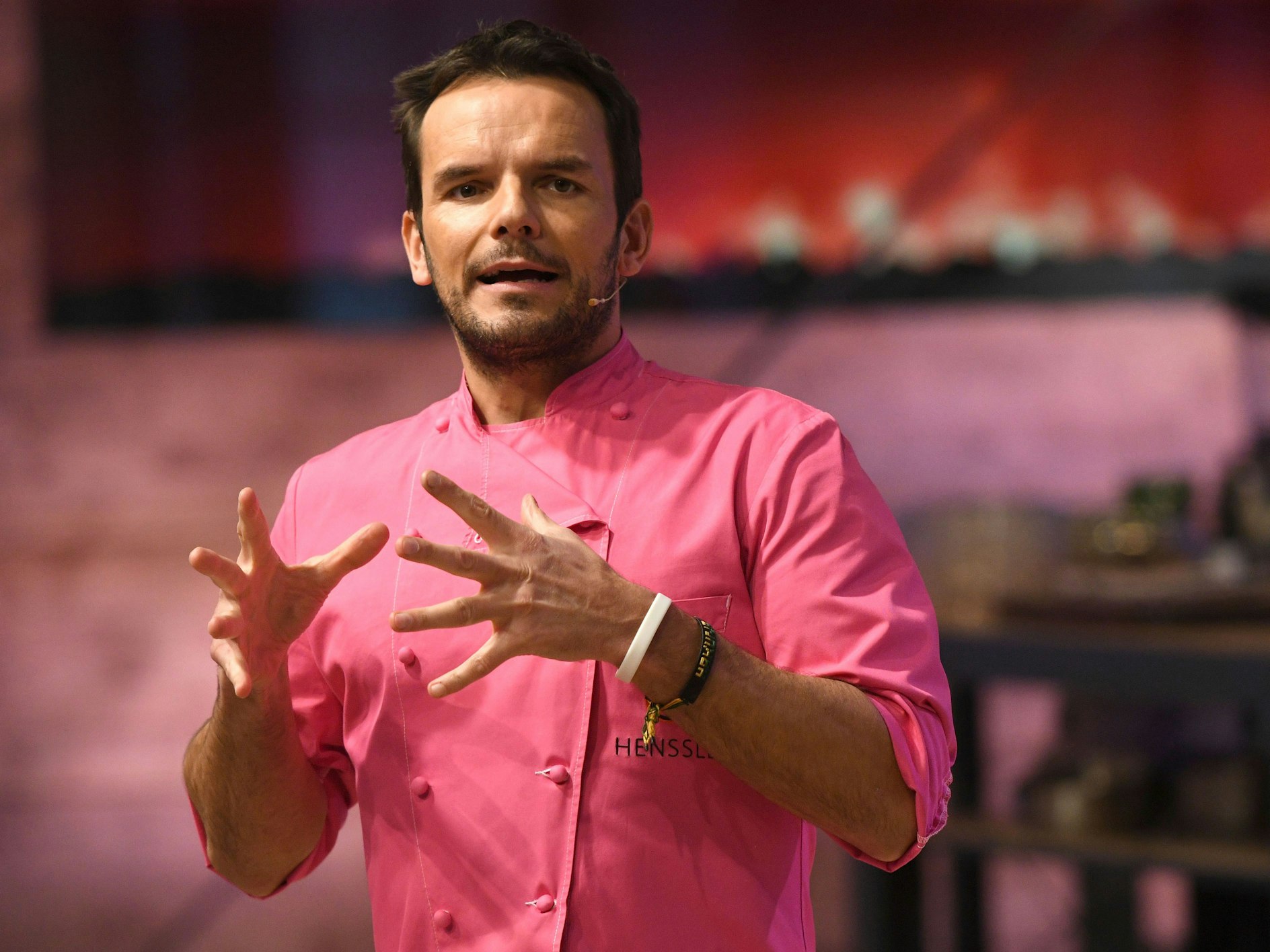 Der Koch Steffen Henssler gestikuliert bei der Aufzeichnung der VOX Kochshow «Grill den Henssler». Bei Facebook äußerte Henssler kein Verständnis für die geplanten Restaurantschließungen. (zu dpa: Hamburger Gastronomen von Restaurantschließungen geschockt) +++ dpa-Bildfunk +++