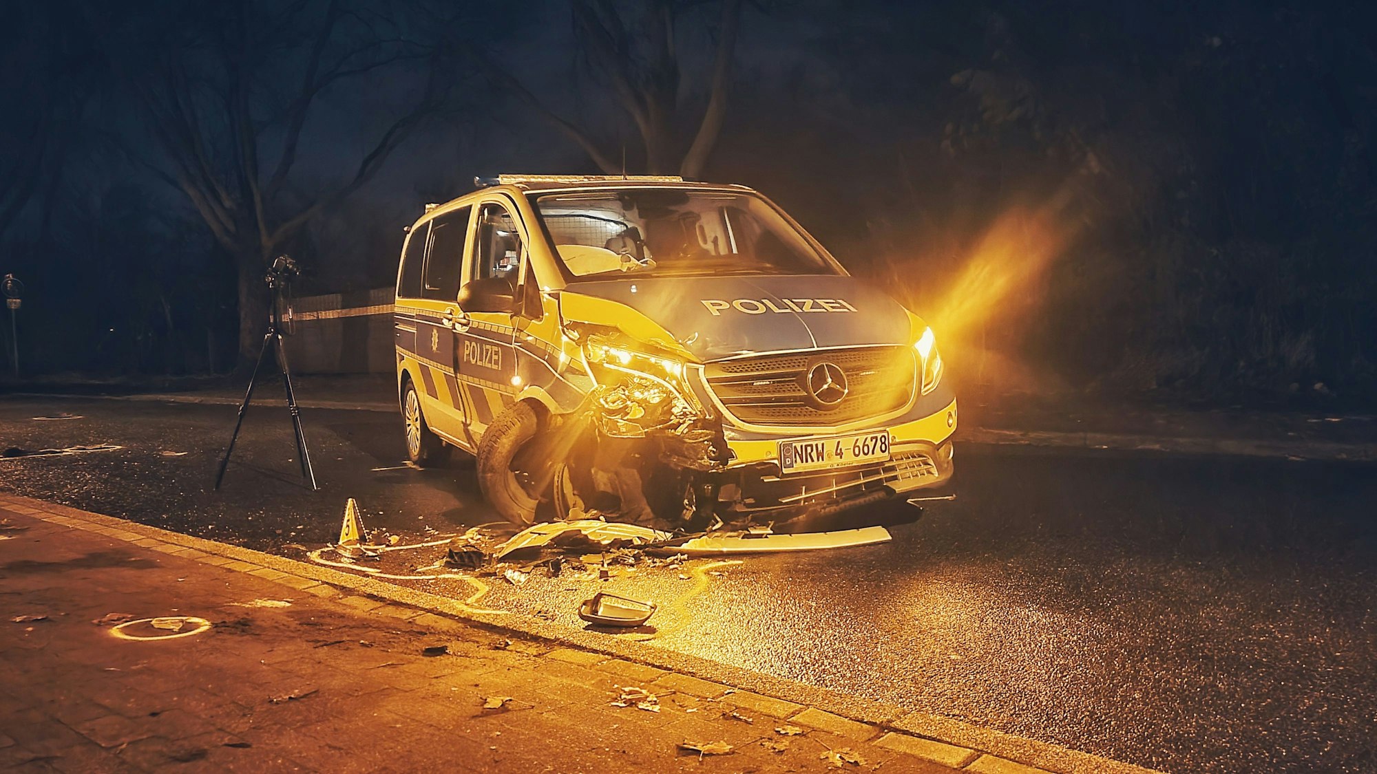 In Oberhausen hat ein Flüchtiger einen Streifenwagen gerammt