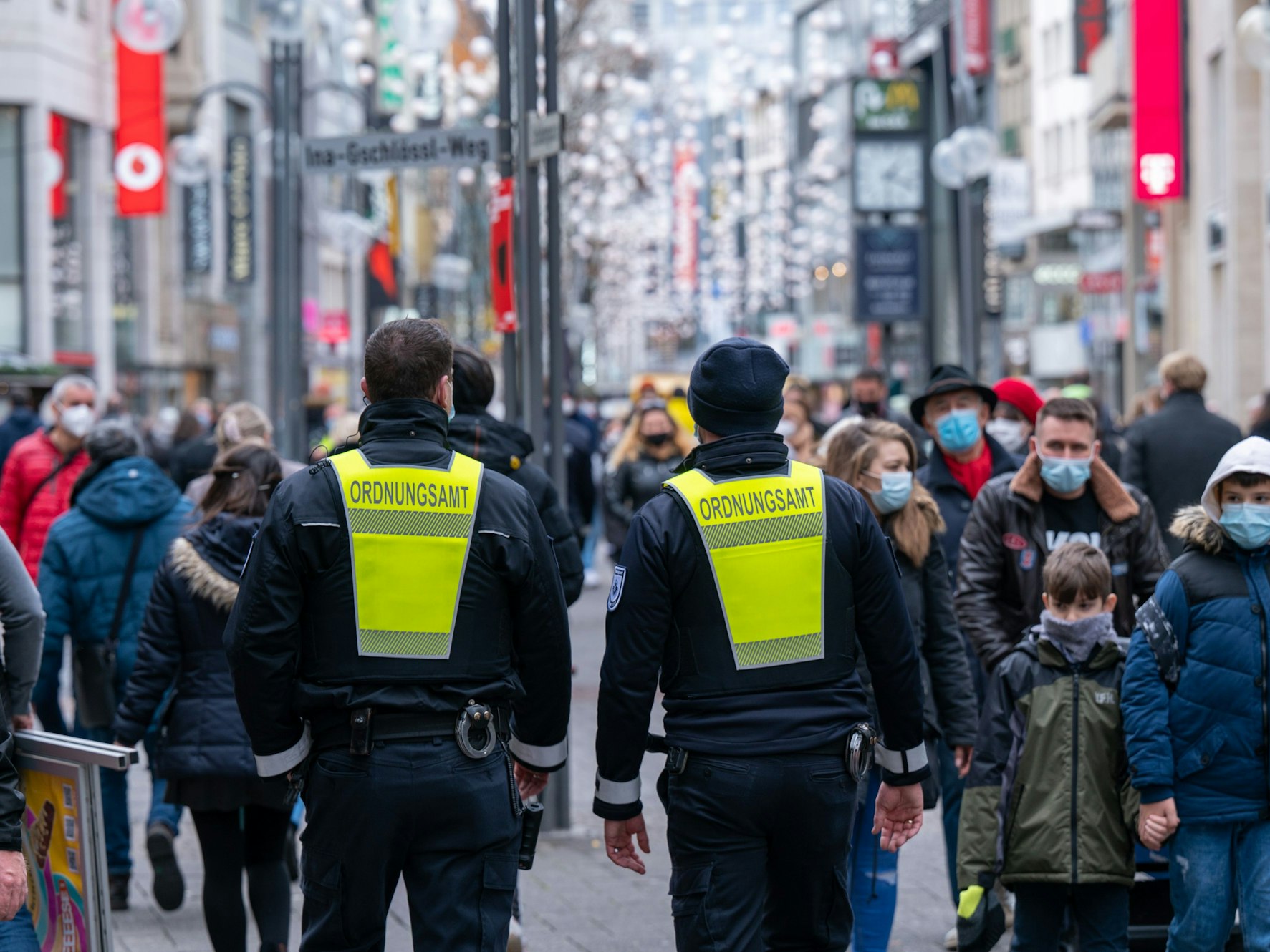 Köln: Mitarbeiter des Ordnungsamtes erinnern Passanten an die Maskenpflicht. In den Einkaufsstraßen gilt auch im zweiten Coronawinter die Maskenpflicht und die 2G-Regel für den Zutritt in Geschäfte.