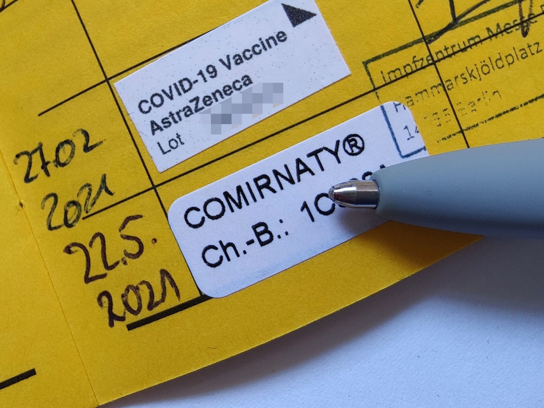 Gefälschter Impfpass: Die Strafe ist inzwischen empfindlich erhöht worden. In NRW gab es bisher 1200 Fälle, die der Polizei vorliegen. Unser Symbolbild zeigt einen Impfpass, der im Juni 2021 fotografiert wurde.