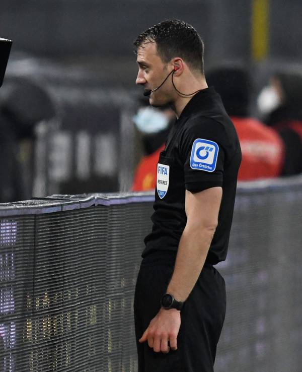 Schiedsrichter Felix Zwayer betrachtet in der Review Area eine Szene beim Spiel zwischen Borussia Dortmund und dem FC Bayern.