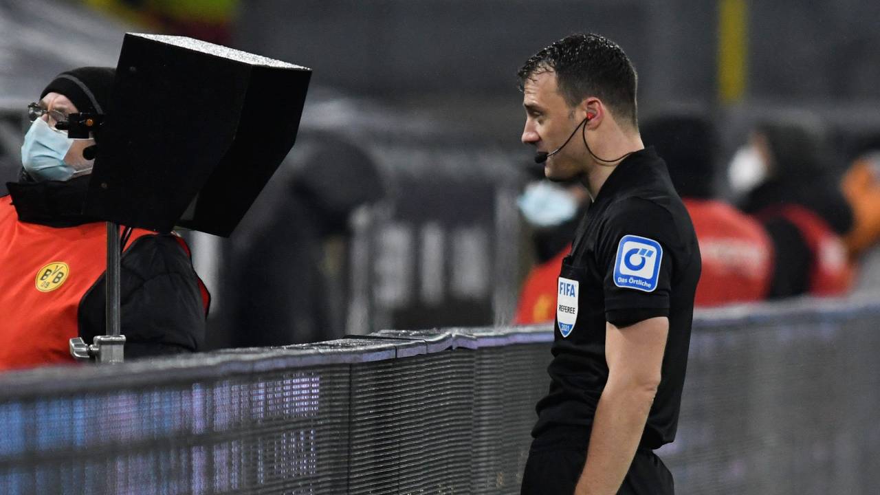 Schiedsrichter Felix Zwayer betrachtet in der Review Area eine Szene beim Spiel zwischen Borussia Dortmund und dem FC Bayern.