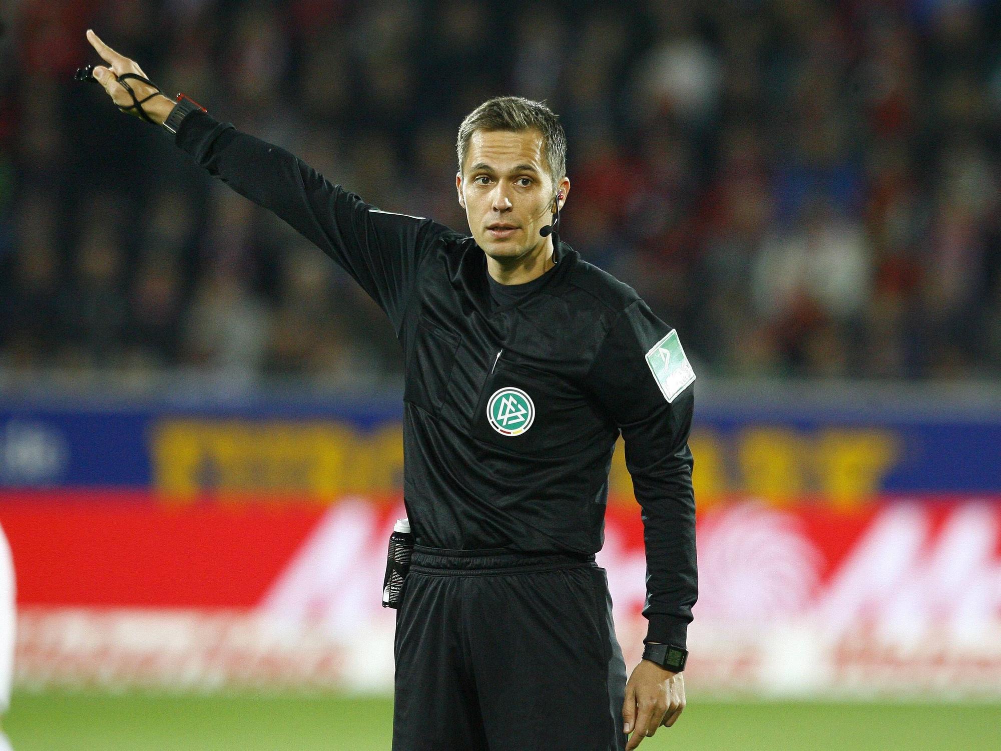 DFB-Schiedsrichter Robert Hartmann steht auf dem Platz.