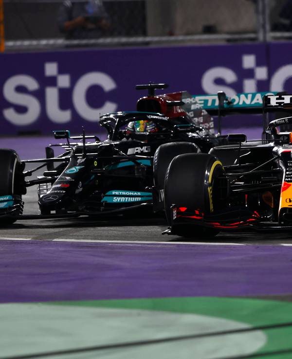 Max Verstappen versucht seine Führung vor Lewis Hamilton zu behaupten.