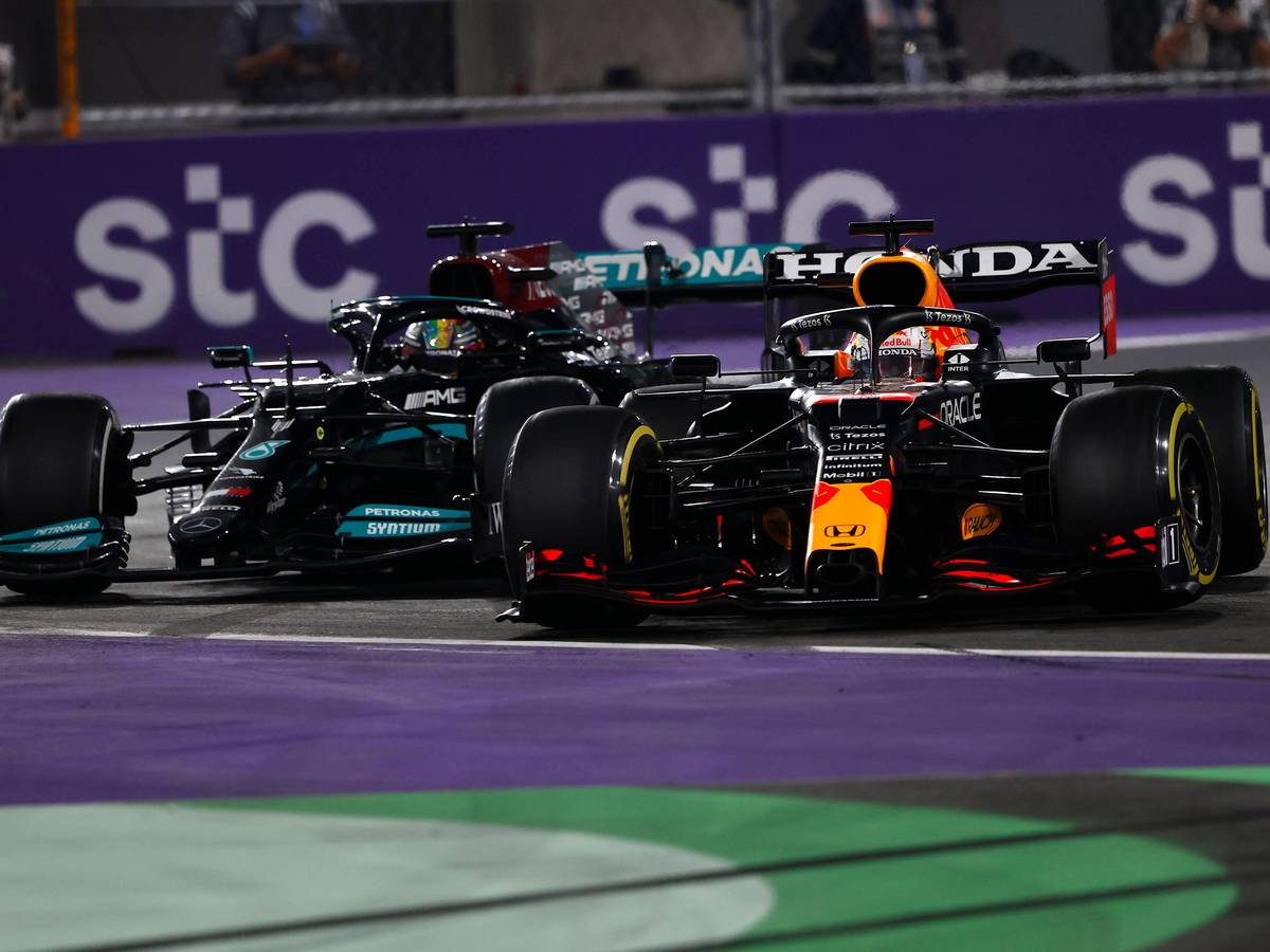 Max Verstappen versucht seine Führung vor Lewis Hamilton zu behaupten.