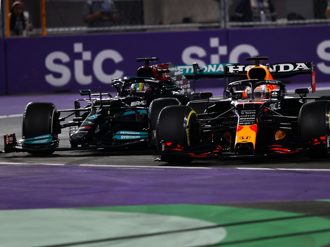 Max Verstappen versucht seine Führung vor Lewis Hamilton zu behaupten.