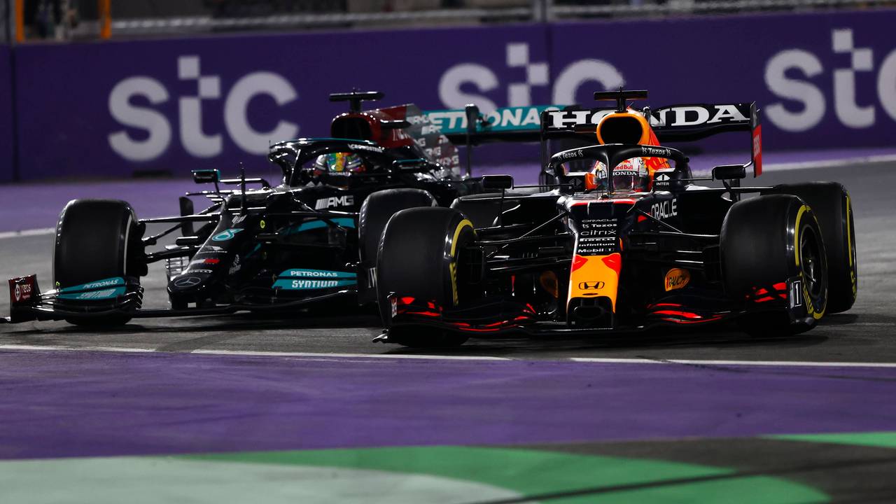 Max Verstappen versucht seine Führung vor Lewis Hamilton zu behaupten.