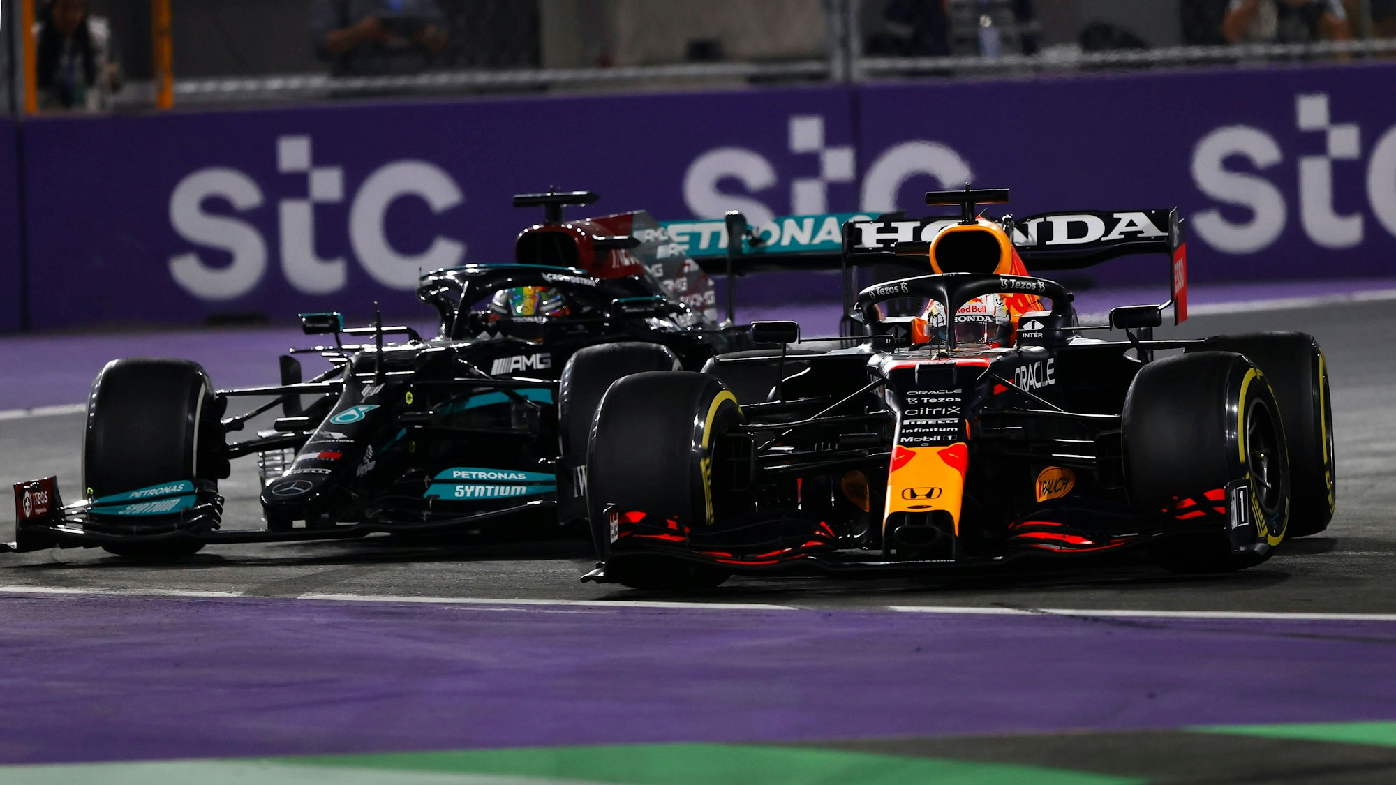 Max Verstappen versucht seine Führung vor Lewis Hamilton zu behaupten.