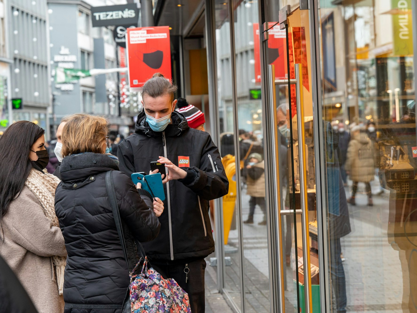 2G-Kontrolle am Eingang der Lego-Filiale. In den Einkaufsstraßen gilt auch im zweiten Coronawinter die Maskenpflicht und die 2G-Regel für den Zutritt in Geschäfte.