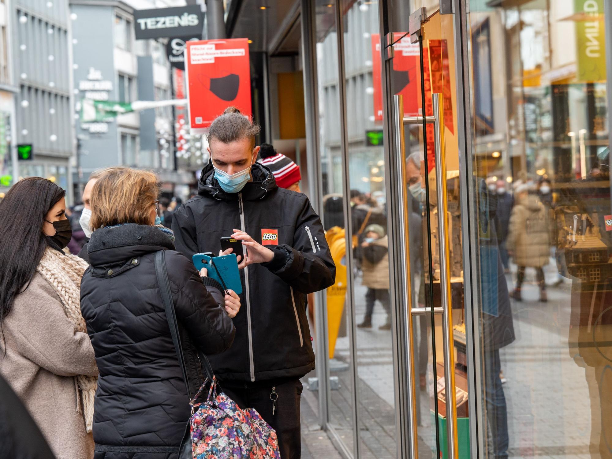 2G-Kontrolle am Eingang der Lego-Filiale. In den Einkaufsstraßen gilt auch im zweiten Coronawinter die Maskenpflicht und die 2G-Regel für den Zutritt in Geschäfte.