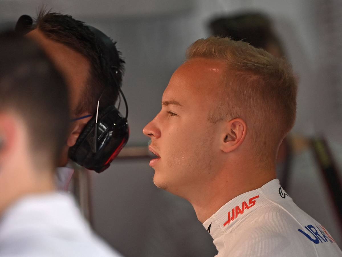 Nikita Mazepin steht im Fahrerlager der Formel 1 in der Box von Haas.