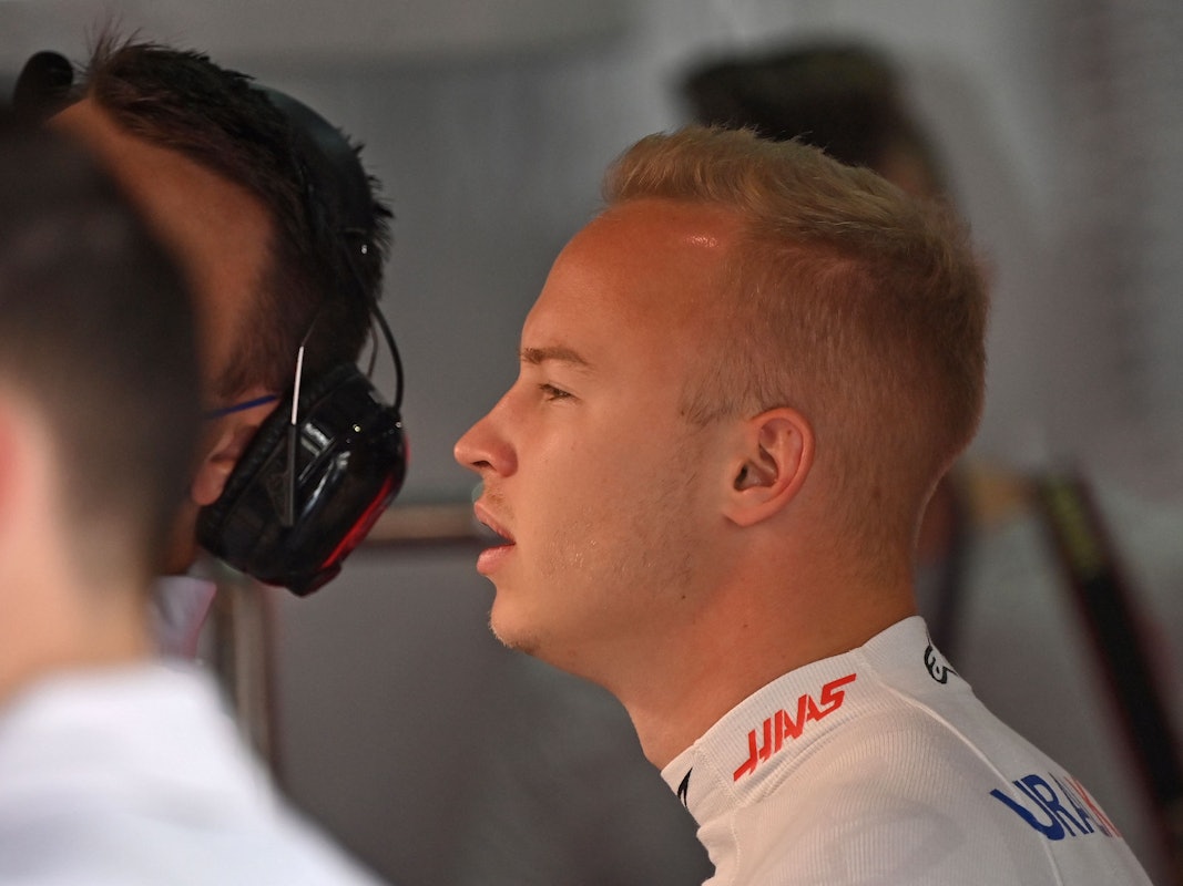 Nikita Mazepin steht im Fahrerlager der Formel 1 in der Box von Haas.