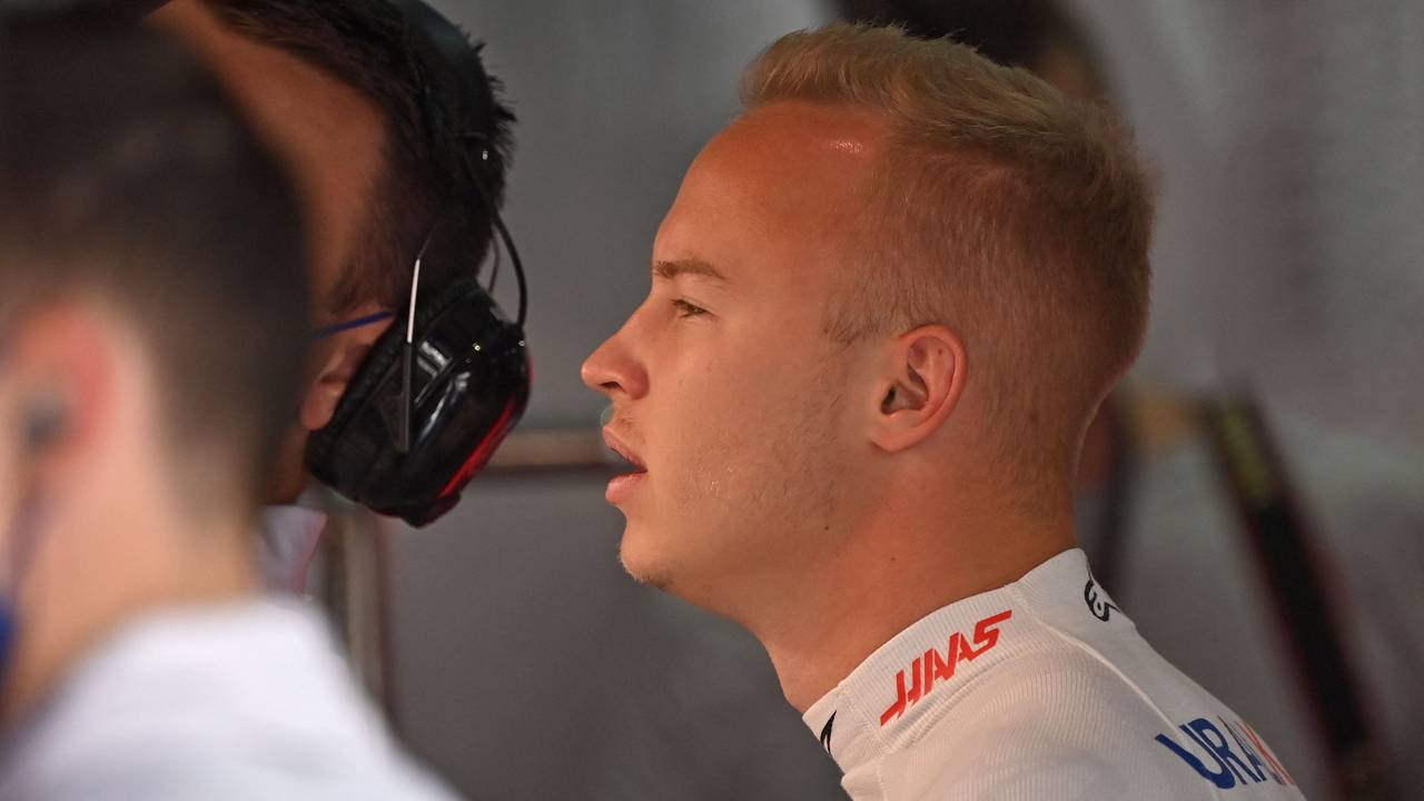 Nikita Mazepin steht im Fahrerlager der Formel 1 in der Box von Haas.