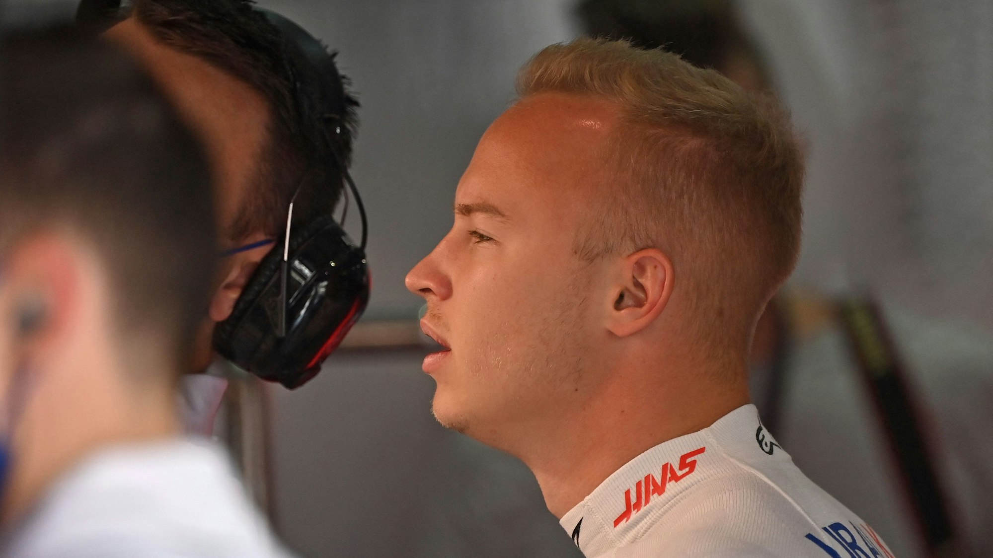 Nikita Mazepin steht im Fahrerlager der Formel 1 in der Box von Haas.