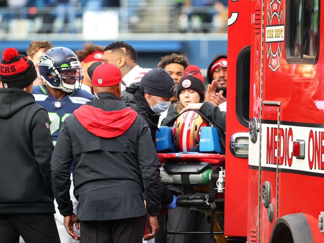 Trenton Cannon wird in den Krankenwagen gebracht und vom Feld gefahren.