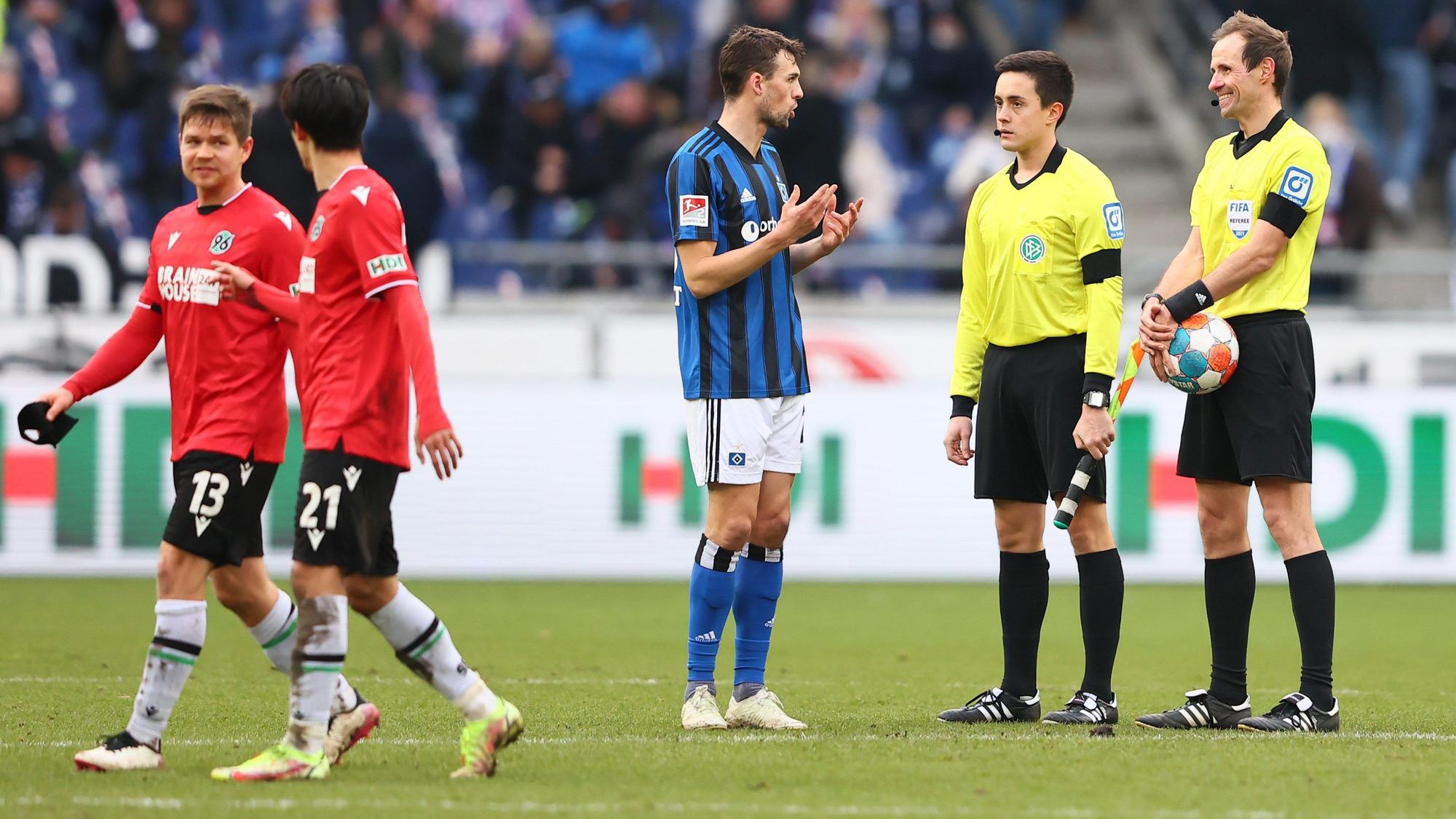Jonas Meffert vom Hamburger SV spricht mit Schiedsrichter Sascha Stegemann.