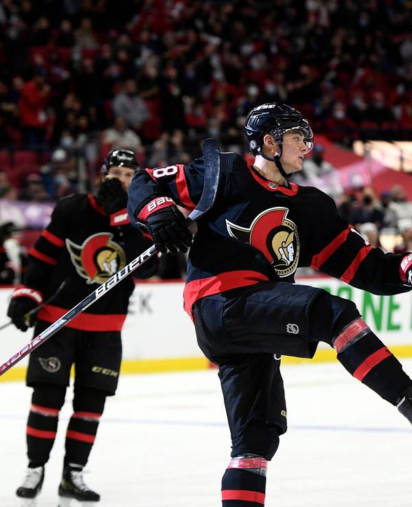 Tim Stützle feiert seinen zweiten Treffer beim Sieg der Ottawa Senators gegen die Colorado Avalanche.