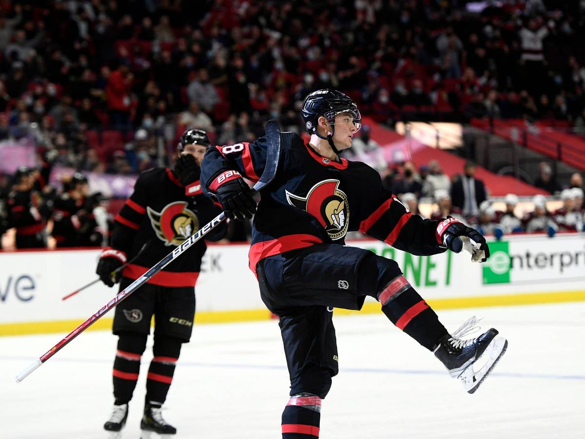 Tim Stützle feiert seinen zweiten Treffer beim Sieg der Ottawa Senators gegen die Colorado Avalanche.