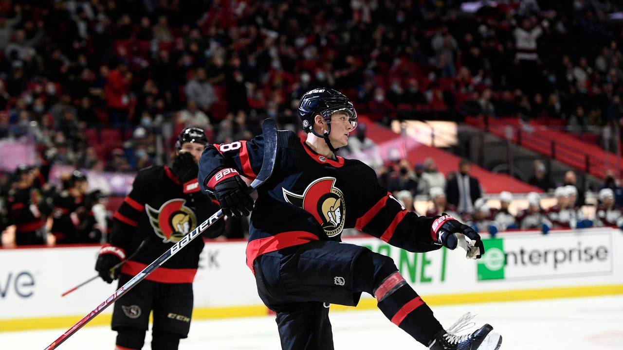 Tim Stützle feiert seinen zweiten Treffer beim Sieg der Ottawa Senators gegen die Colorado Avalanche.