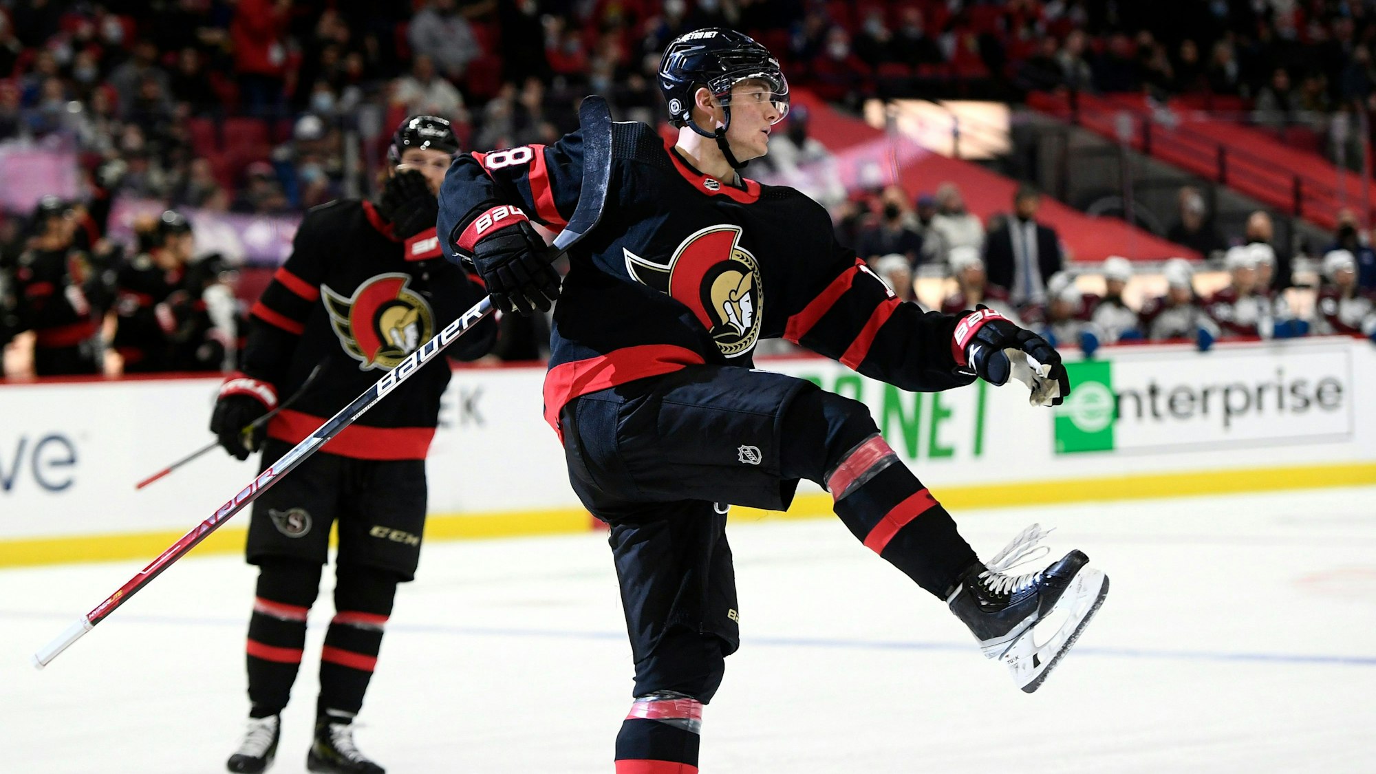 Tim Stützle feiert seinen zweiten Treffer beim Sieg der Ottawa Senators gegen die Colorado Avalanche.