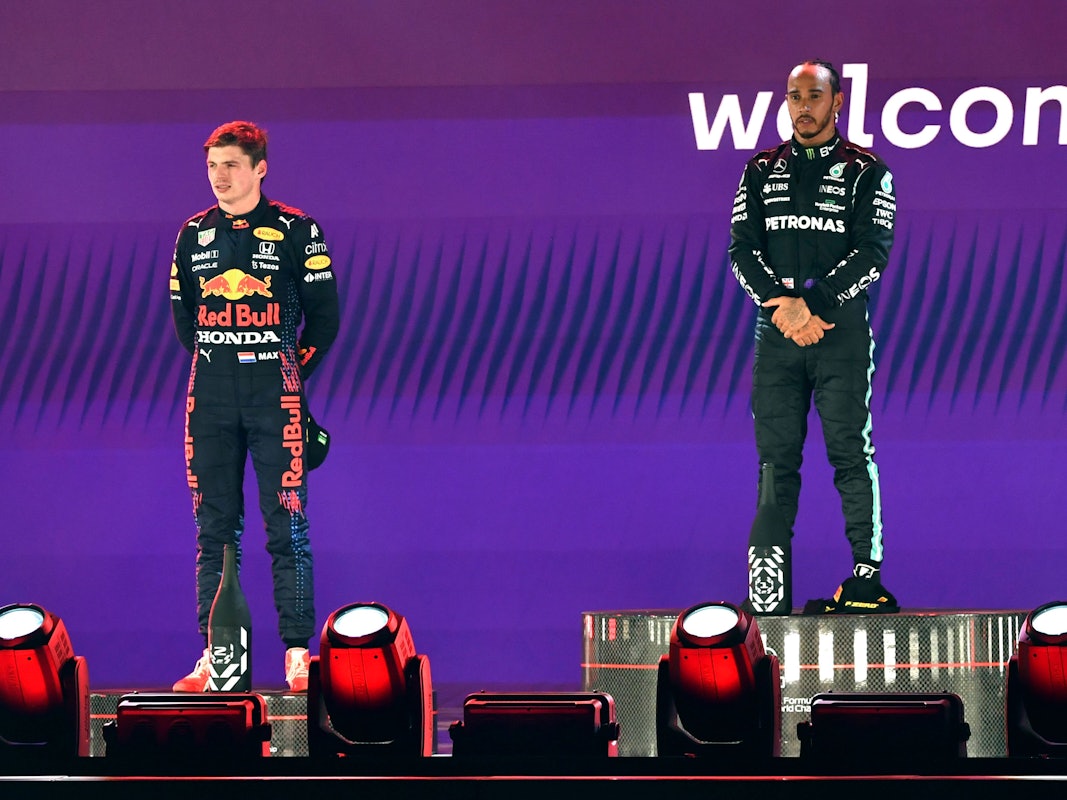 Max Verstappen und Lewis Hamilton stehen auf dem Treppchen. Hamilton steht allerdings höher.