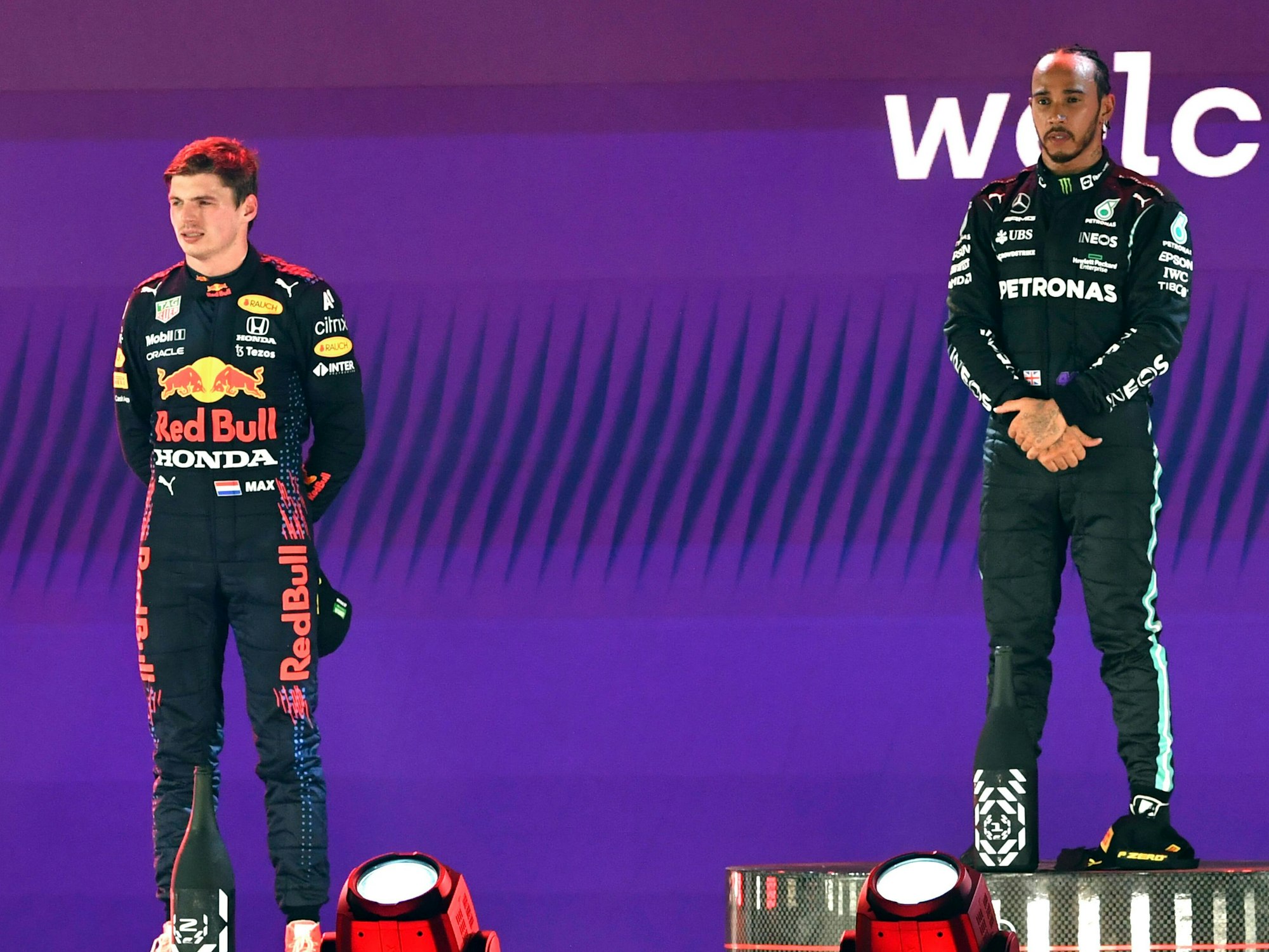 Max Verstappen und Lewis Hamilton stehen auf dem Treppchen. Hamilton steht allerdings höher.