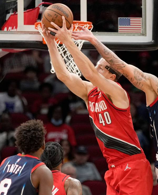 Cody Zeller springt hoch, um einen Korbleger zu machen, Daniel Theis versucht, den Ball noch zu blocken.