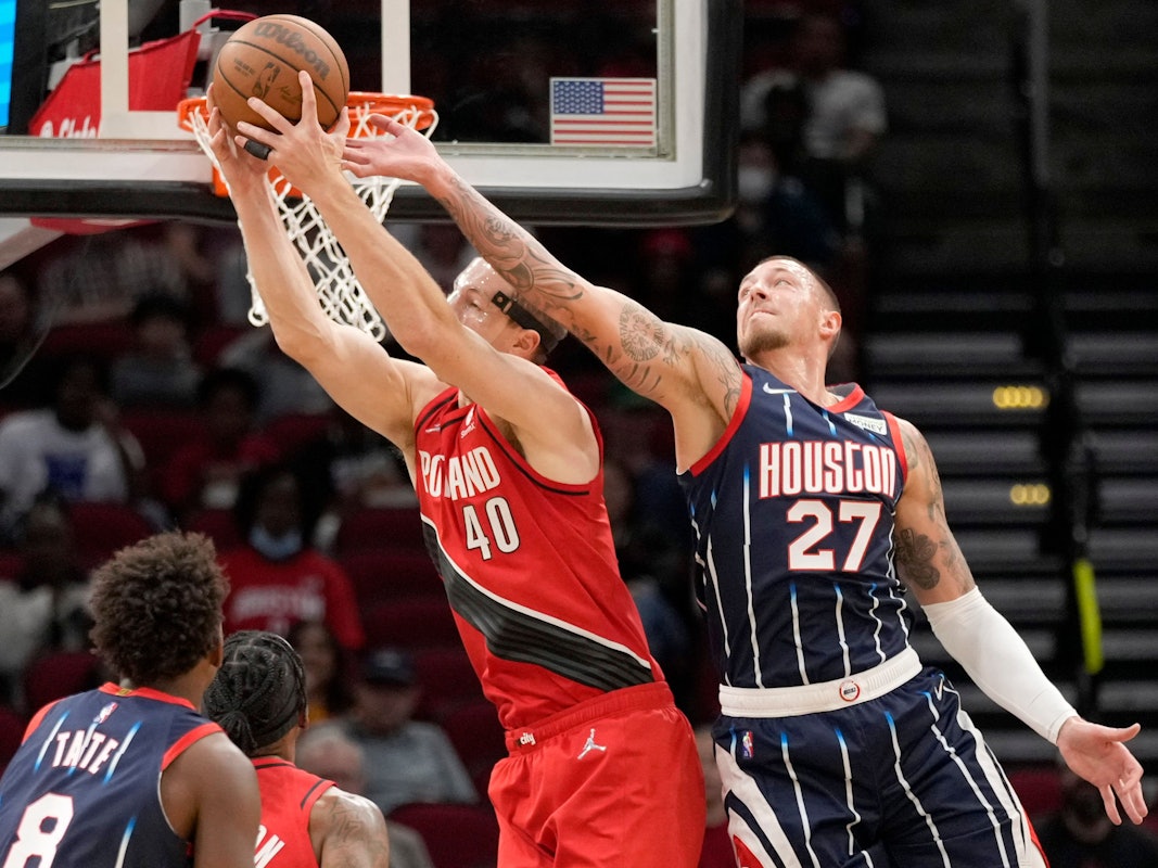 Cody Zeller springt hoch, um einen Korbleger zu machen, Daniel Theis versucht, den Ball noch zu blocken.