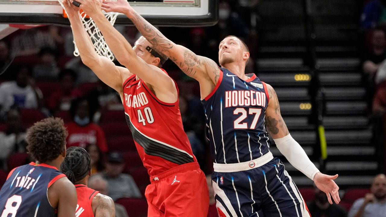 Cody Zeller springt hoch, um einen Korbleger zu machen, Daniel Theis versucht, den Ball noch zu blocken.