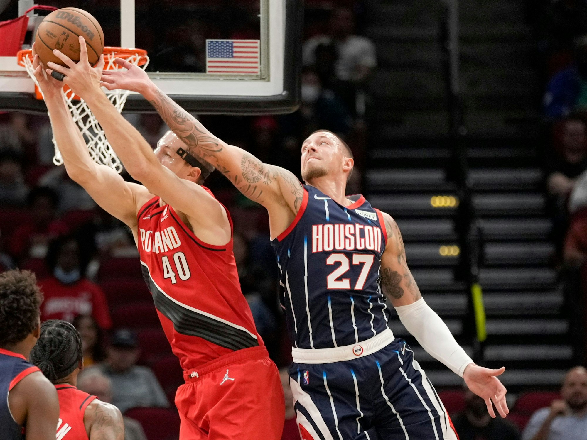 Cody Zeller springt hoch, um einen Korbleger zu machen, Daniel Theis versucht, den Ball noch zu blocken.