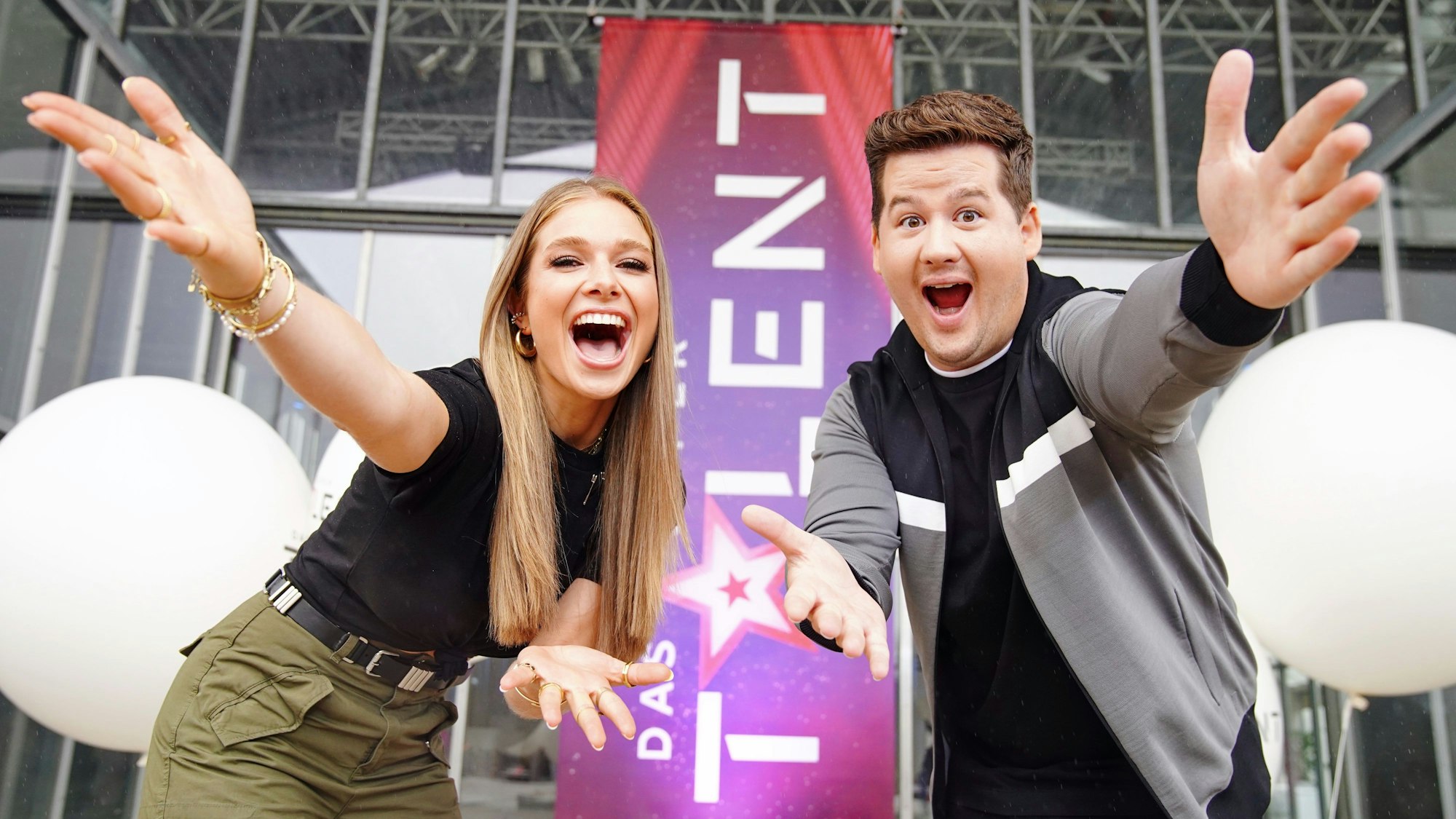 Lola Weippert und Chris Tall lächeln in die Kamera