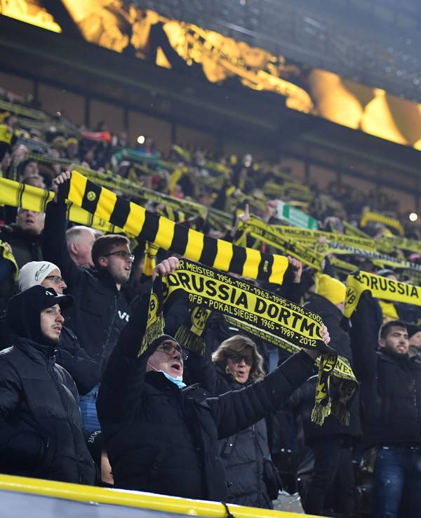 Blick in die Fan-Kurve des Dortmunder Signal-Iduna-Parks