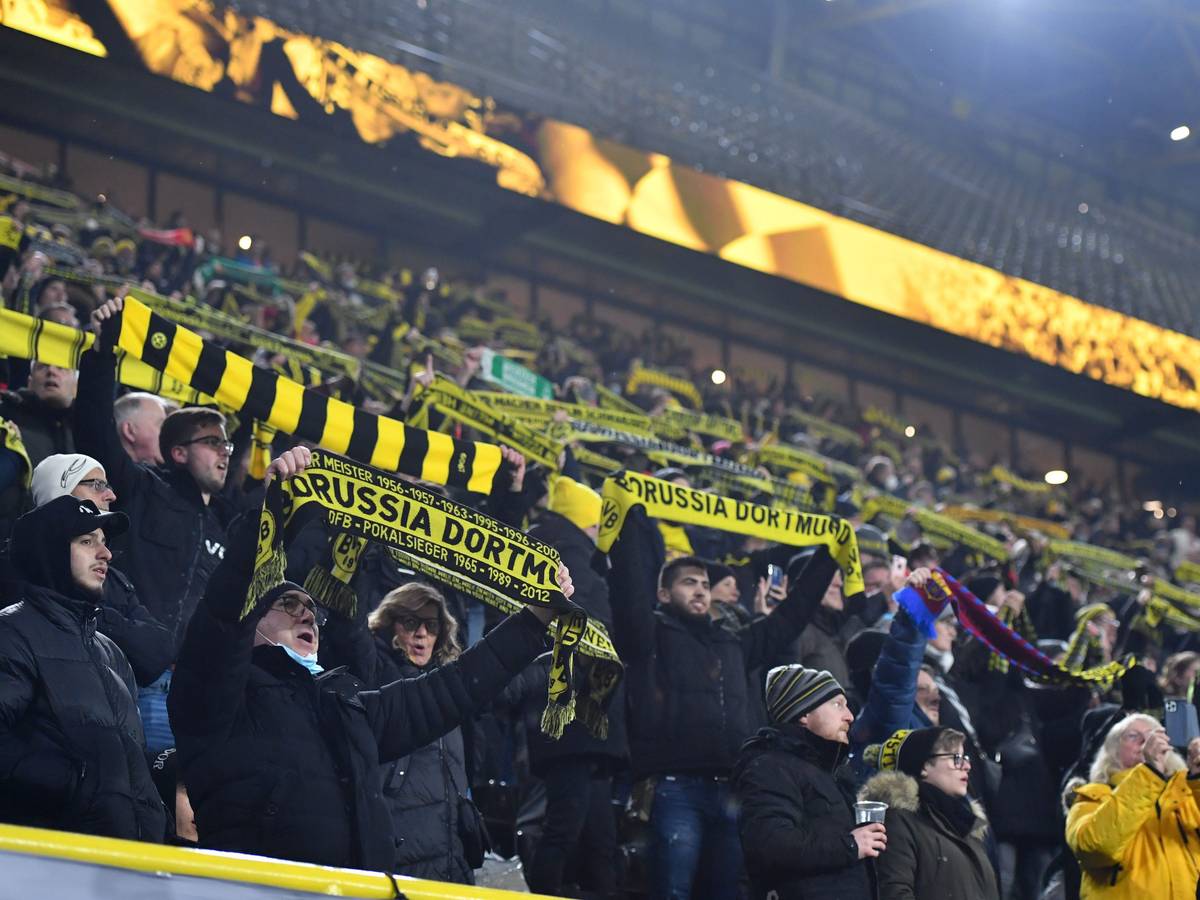 Blick in die Fan-Kurve des Dortmunder Signal-Iduna-Parks