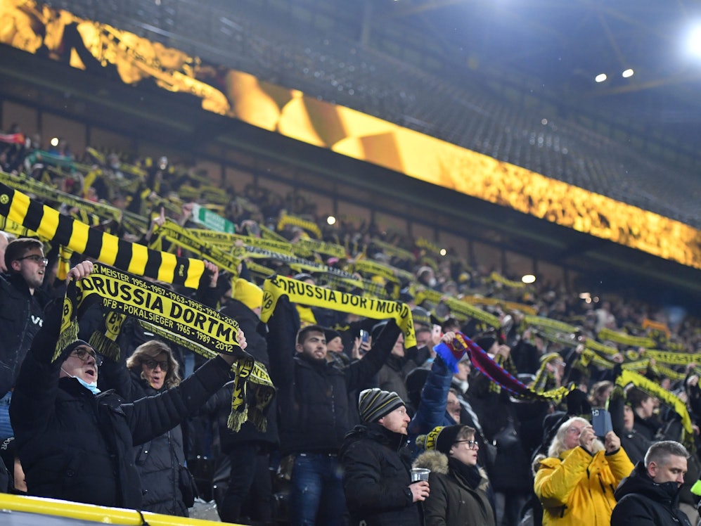 Blick in die Fan-Kurve des Dortmunder Signal-Iduna-Parks