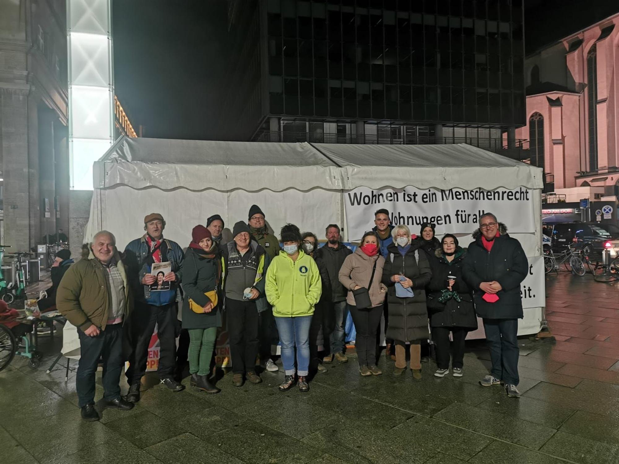 Teilnehmer der Aktion eine Nacht mit Obdachlosen auf der Straße