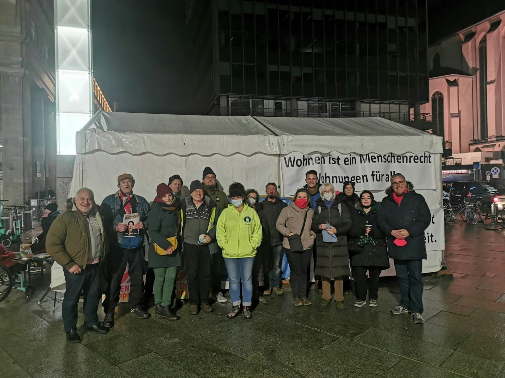 Teilnehmer der Aktion eine Nacht mit Obdachlosen auf der Straße