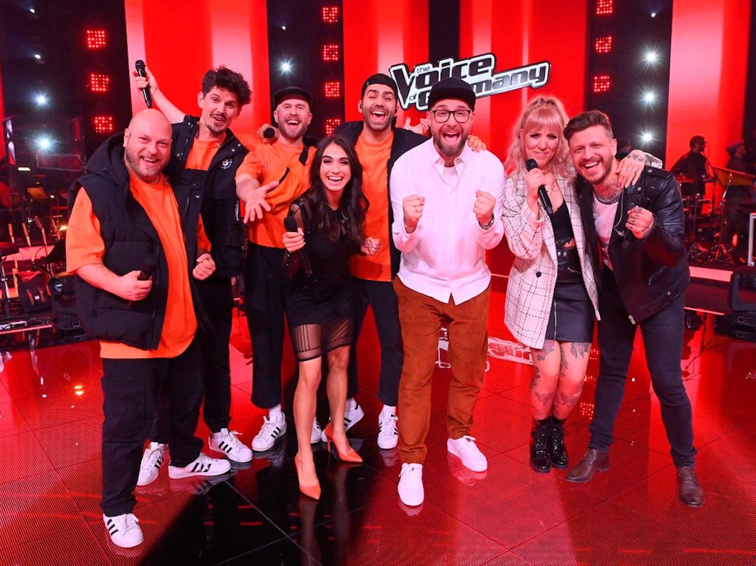 Zu sehen sind Mark Forster und sein Team: The Razzzones, Luna, Charlene, Florian, Florian und Charlene.