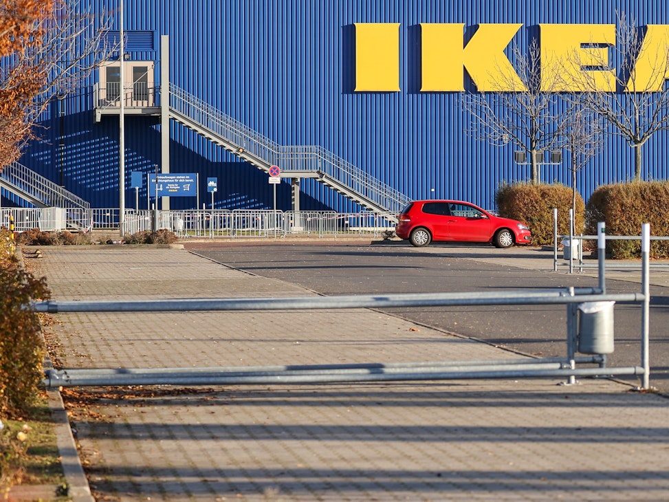 Das Logo des Möbelriesen Ikea. Das Bild wurde im Dezember 2020 aufgenommen.