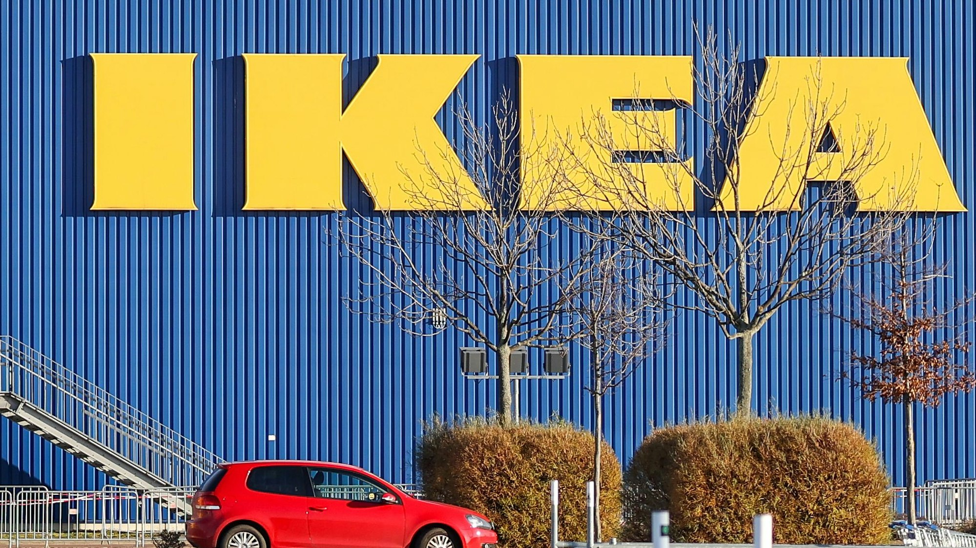 Das Logo des Möbelriesen Ikea. Das Bild wurde im Dezember 2020 aufgenommen.